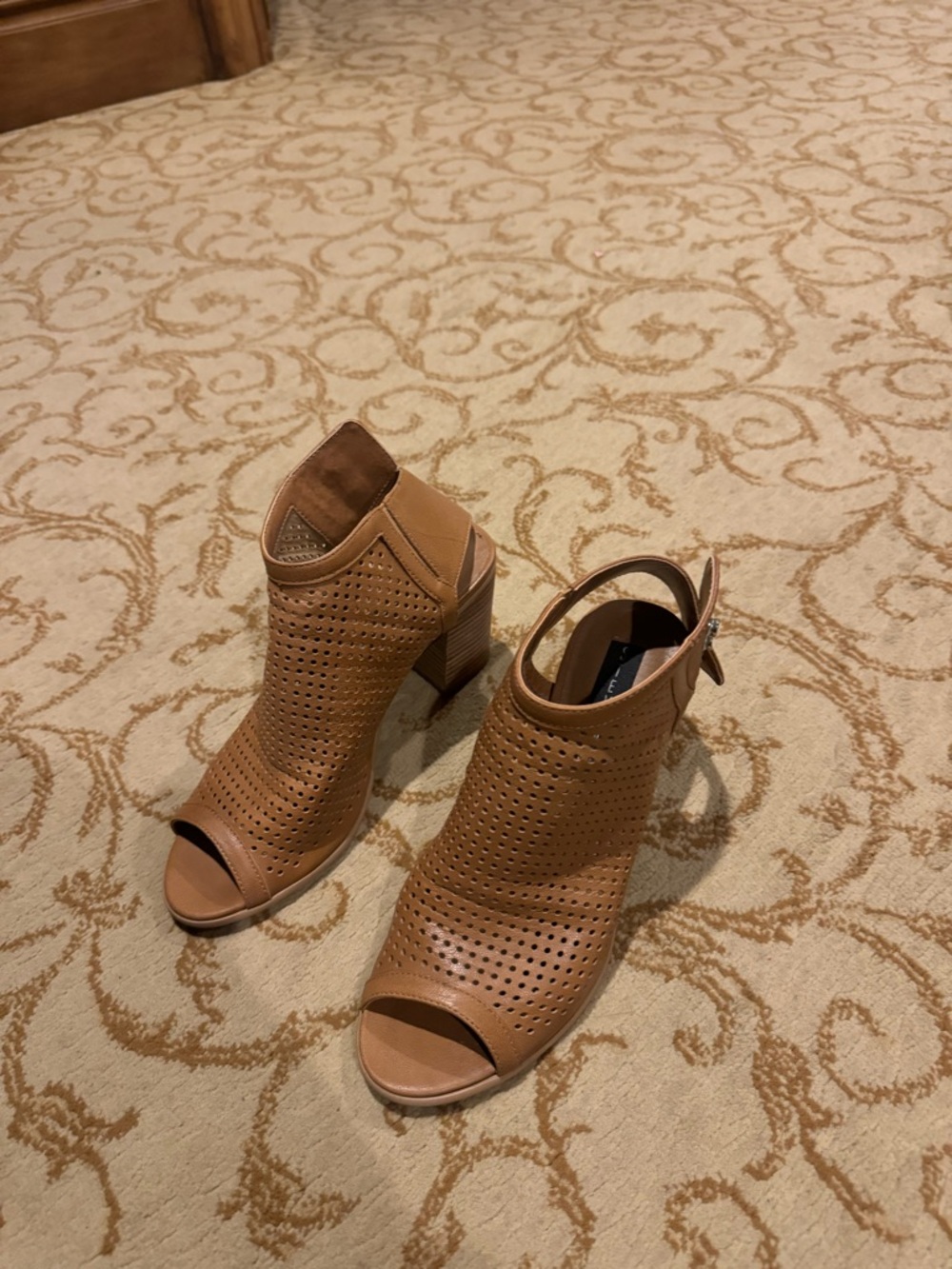 Steve Madden Suzy Women’s Tan Leather Block Sandal